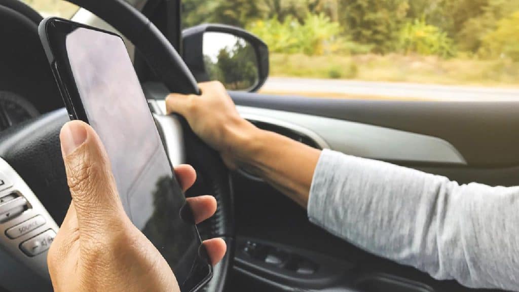 مخاطر استخدام الهاتف الجوال اثناء قيادة السيارة كارتك تقدير